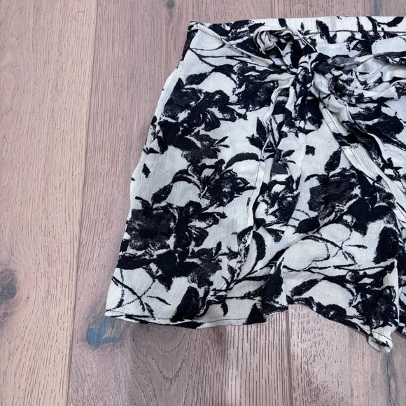 Free People Black White Floral Tie Front Flowy Shorts Boho S - Picture 3 of 4